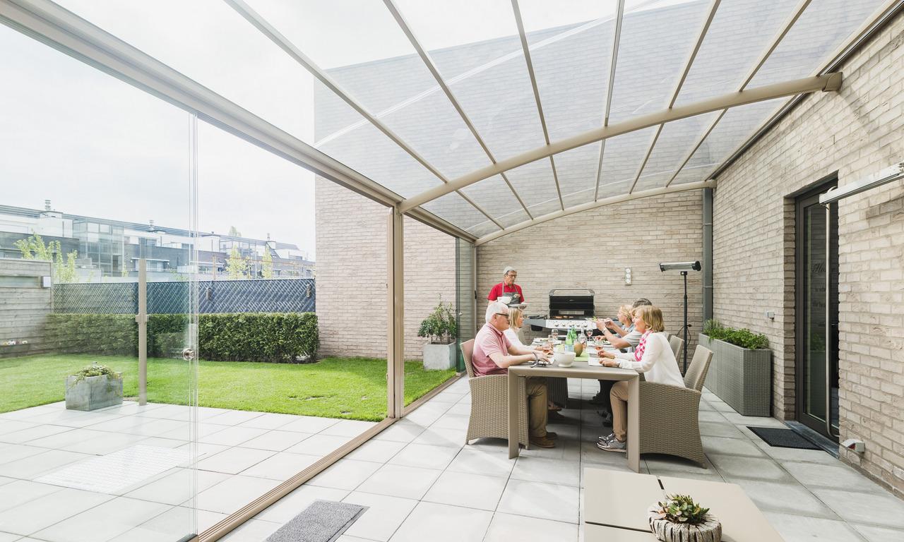 Auvent de terrasse à structure cintrée. Toiture opaline pour une protection solaire optimale