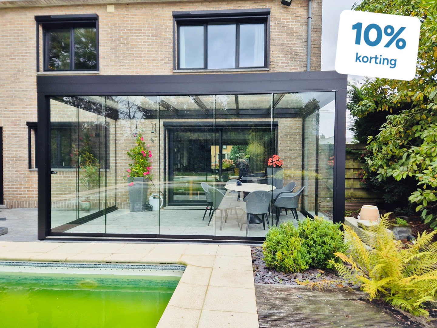 Afbeelding van een terrasoverkapping uit de BOzARC Original-collectie met een strak design en gebogen uitvoering