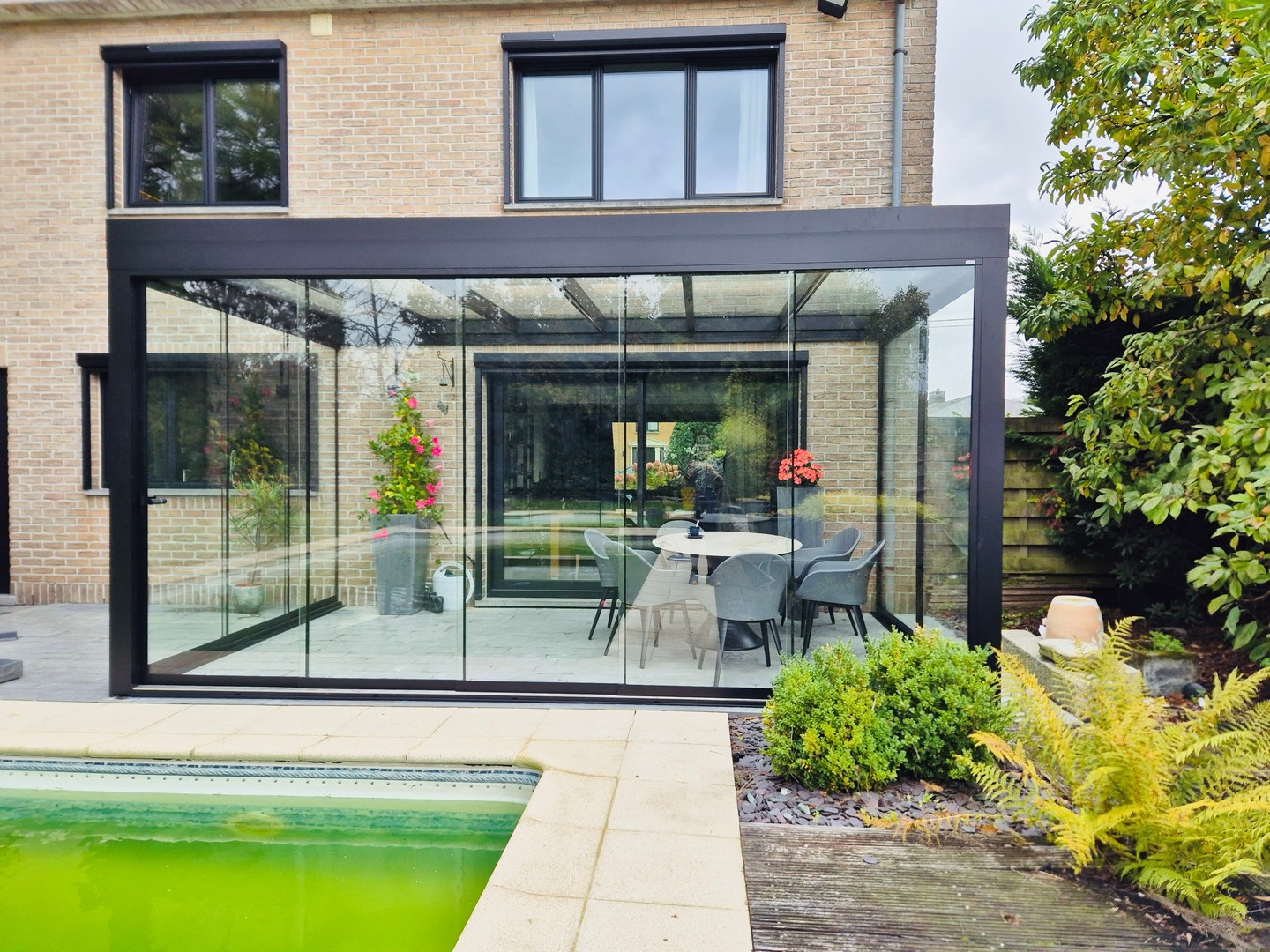 Afbeelding van een terrasoverkapping uit de BOzARC Original-collectie met een strak design en gebogen uitvoering