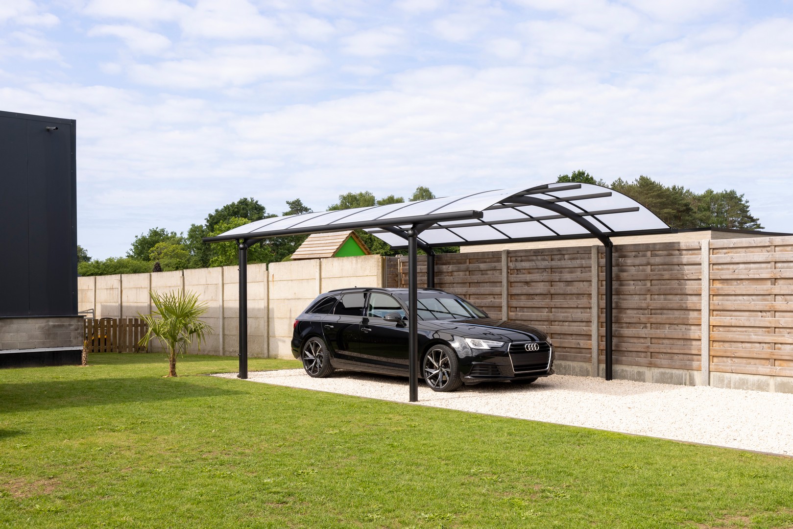 Afbeelding van een terrasoverkapping uit de BOzARC Original-collectie met een strak design en gebogen uitvoering