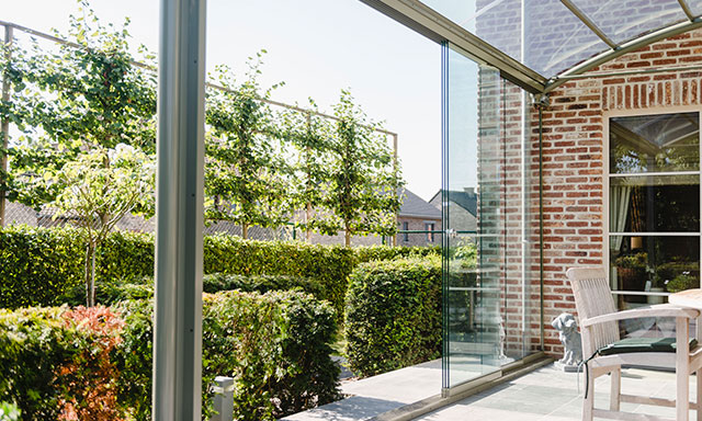 Les parois latérales en verre s'adaptent parfaitement à votre revêtement de terrasse BOzARC