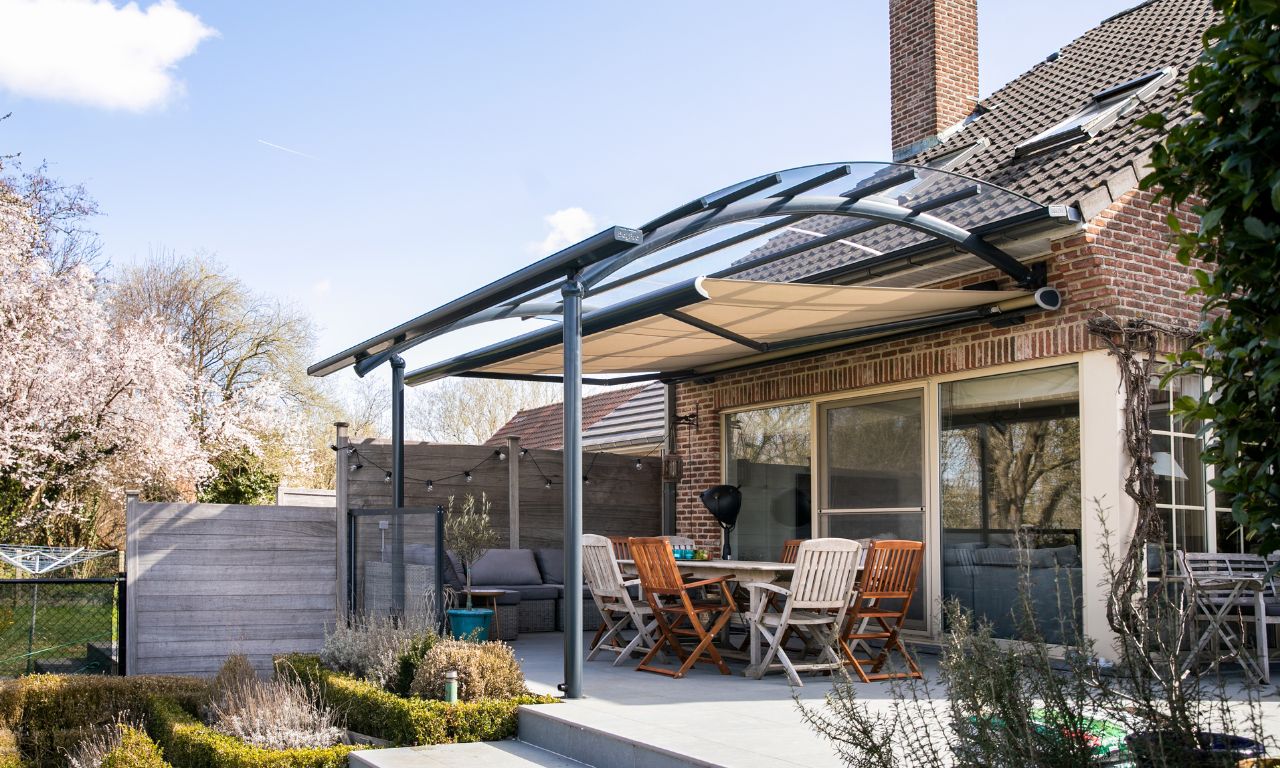 Une combinaison avec un store solaire amovible pour votre terrasse, par BOzARC