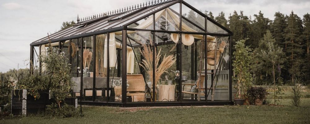 Afbeelding van een terrasoverkapping uit de BOzARC Original-collectie met een strak design en gebogen uitvoering