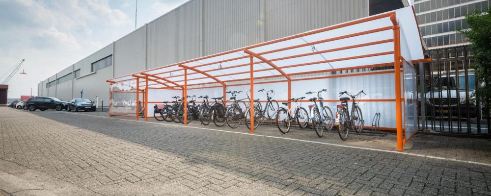 Afbeelding van een terrasoverkapping uit de BOzARC Original-collectie met een strak design en gebogen uitvoering