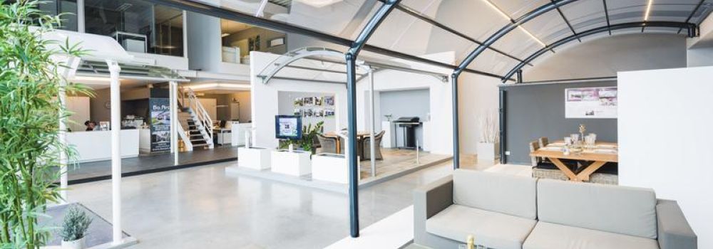 Afbeelding van een terrasoverkapping uit de BOzARC Original-collectie met een strak design en gebogen uitvoering