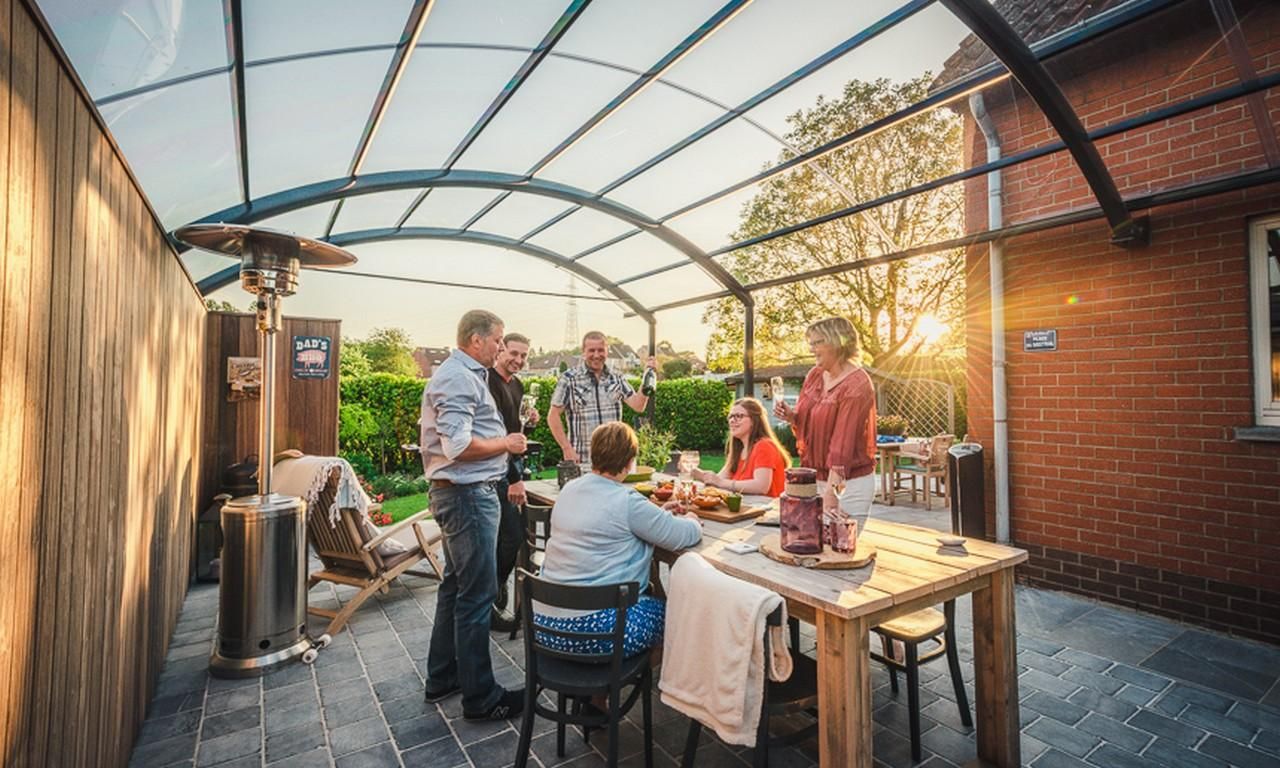 Afbeelding van een terrasoverkapping uit de BOzARC Original-collectie met een strak design en gebogen uitvoering